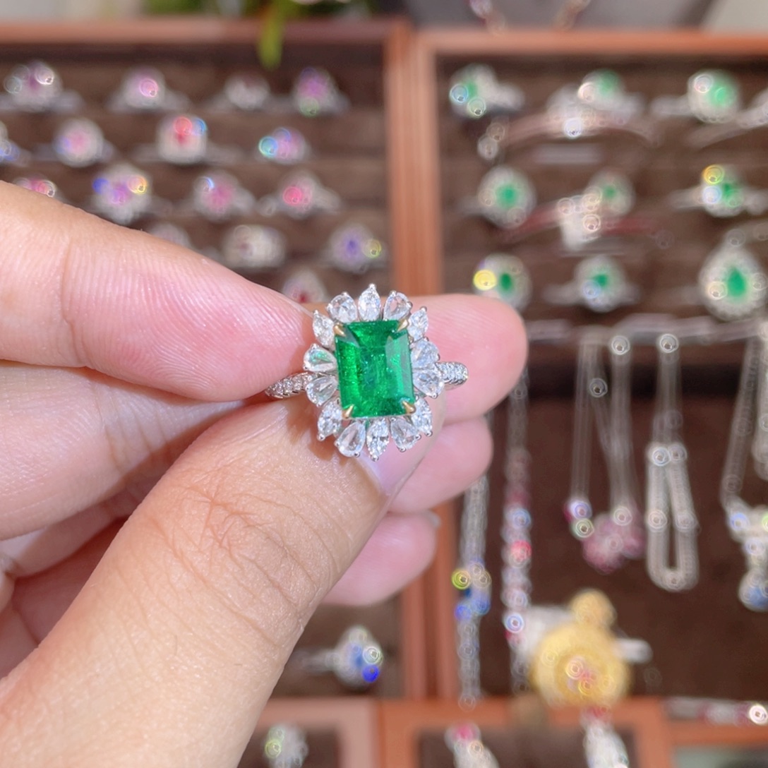 祖母绿戒指18K金镶嵌1.5ct 沃顿