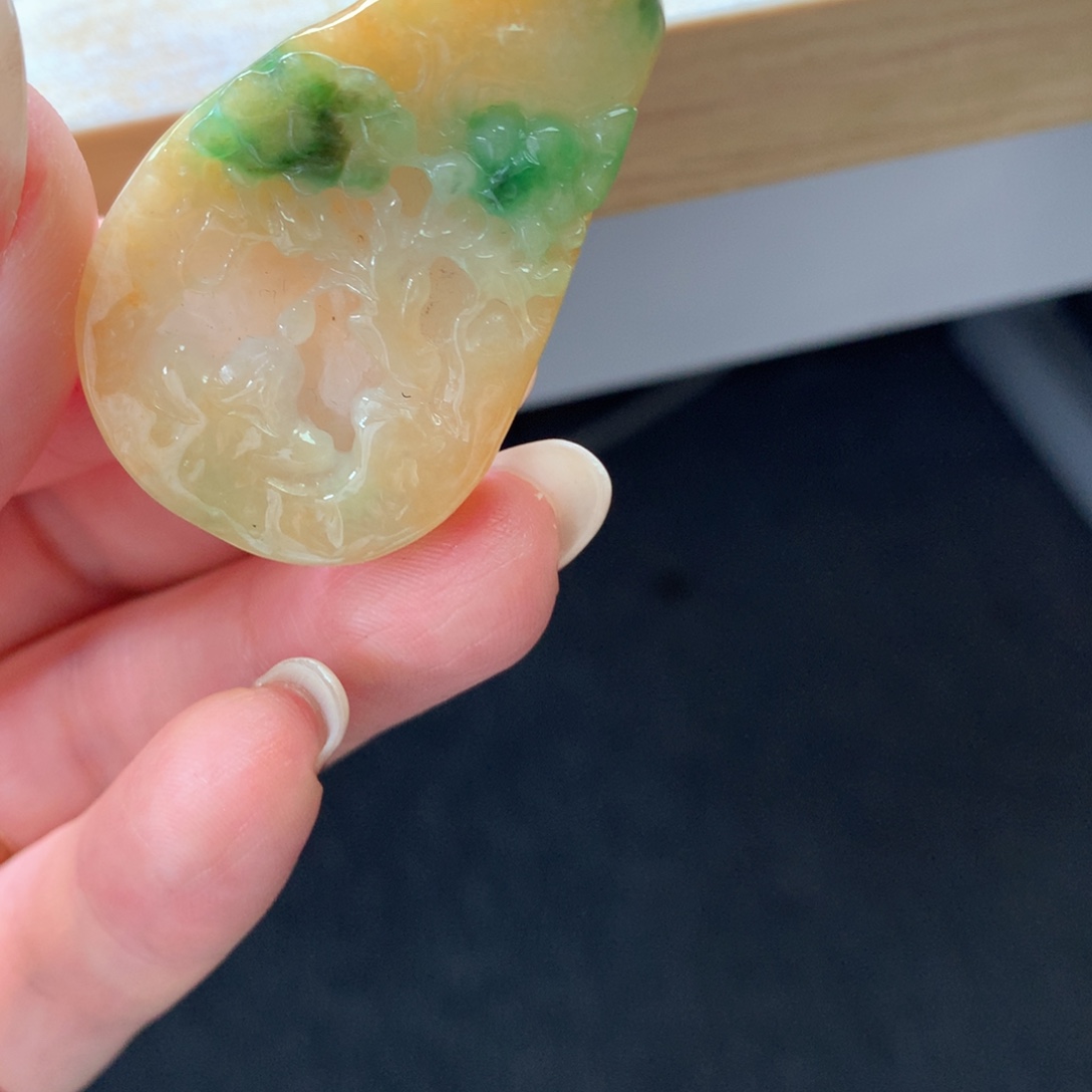 翡翠18K金镶嵌颈饰吊坠