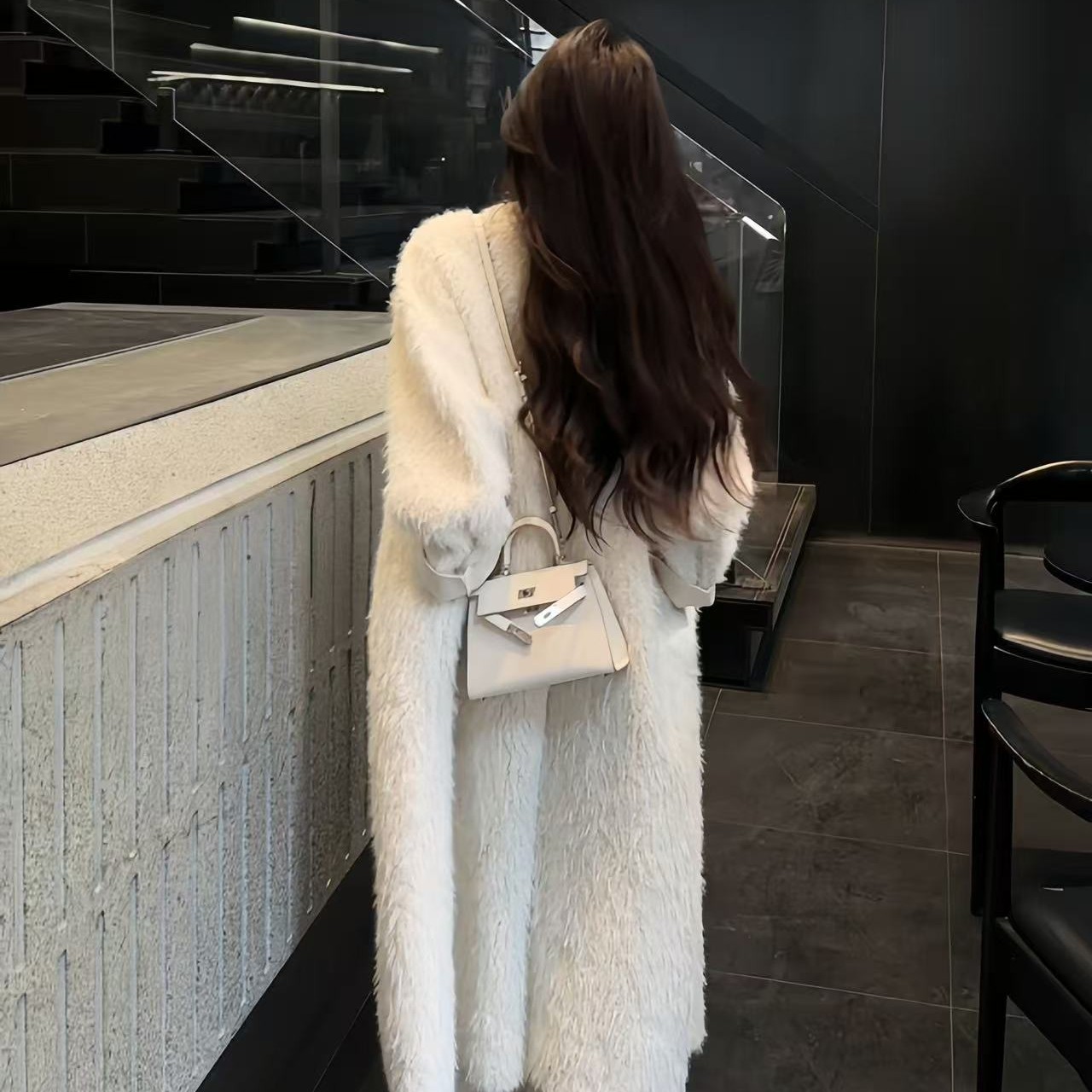 米白毛毛大衣皮毛一体大衣（茧型大衣）