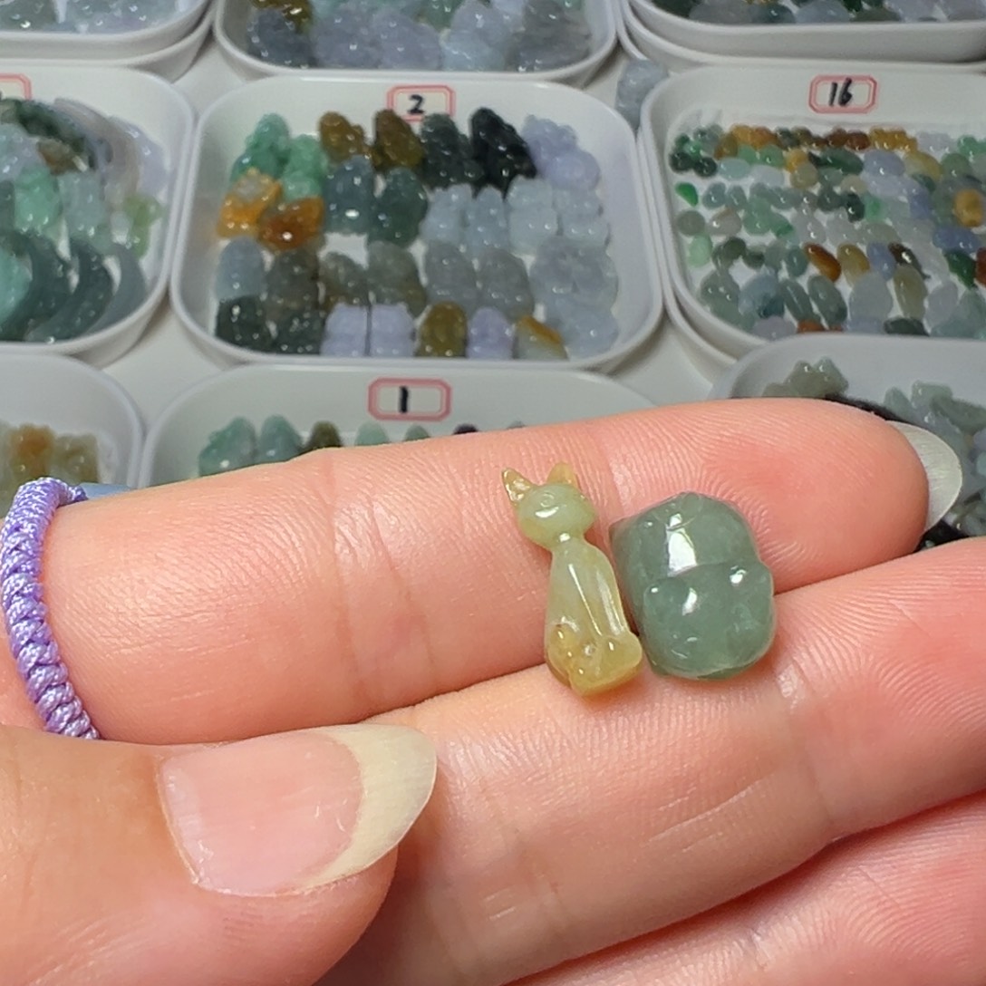 在***数翡翠未镶嵌颈饰通孔猫吊坠孔猫两个100块