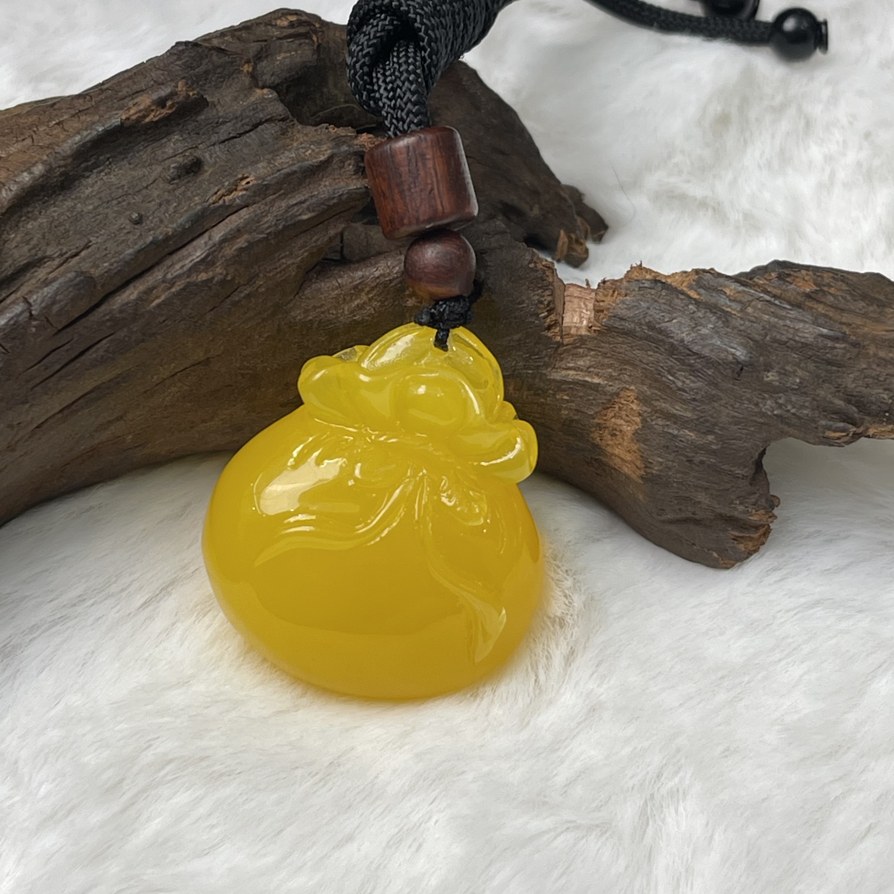  古巴新蜜 满蜜色鸡油黄小福袋雕刻件项链毛衣链 宠粉福利