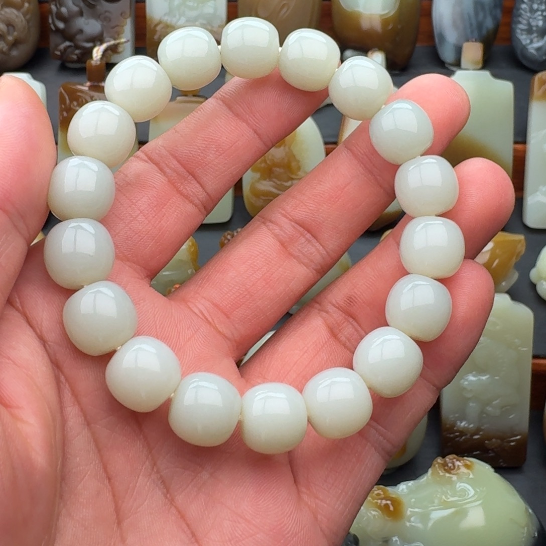 墨***年和田玉未镶嵌颈饰