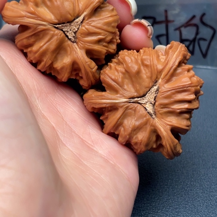 Y****文玩核桃吊坠白狮子