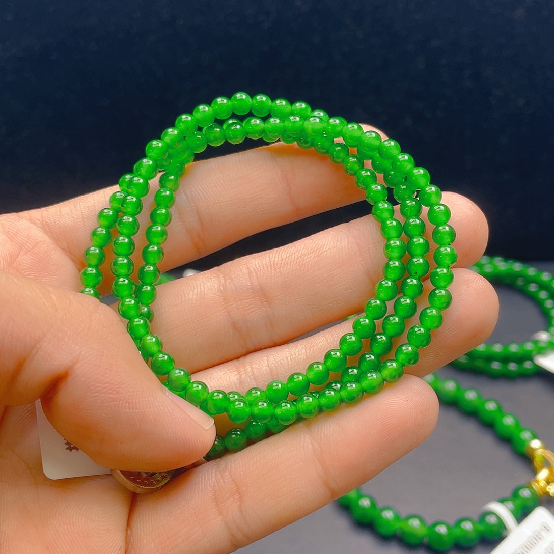 翡翠未镶嵌颈饰     