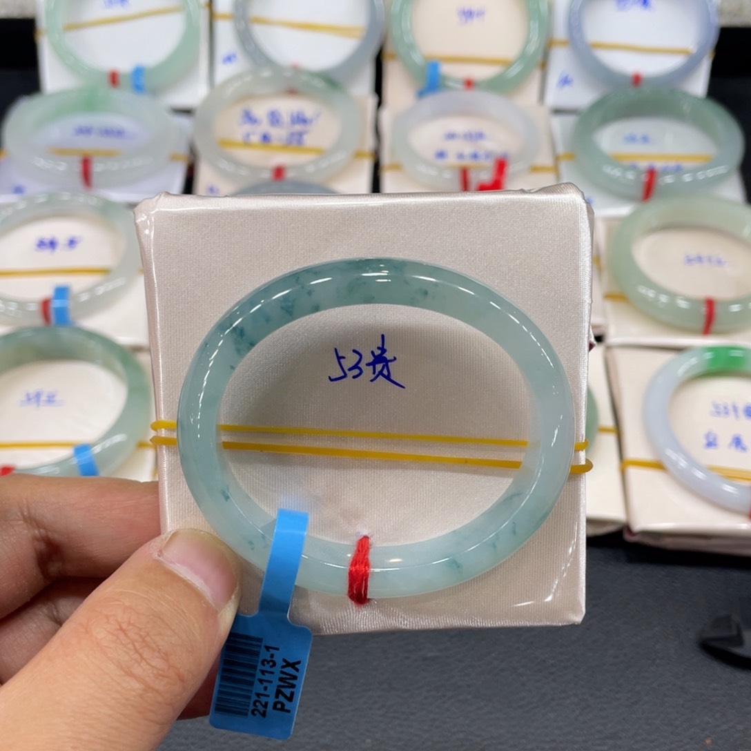 翡翠手镯未镶嵌天然翡翠