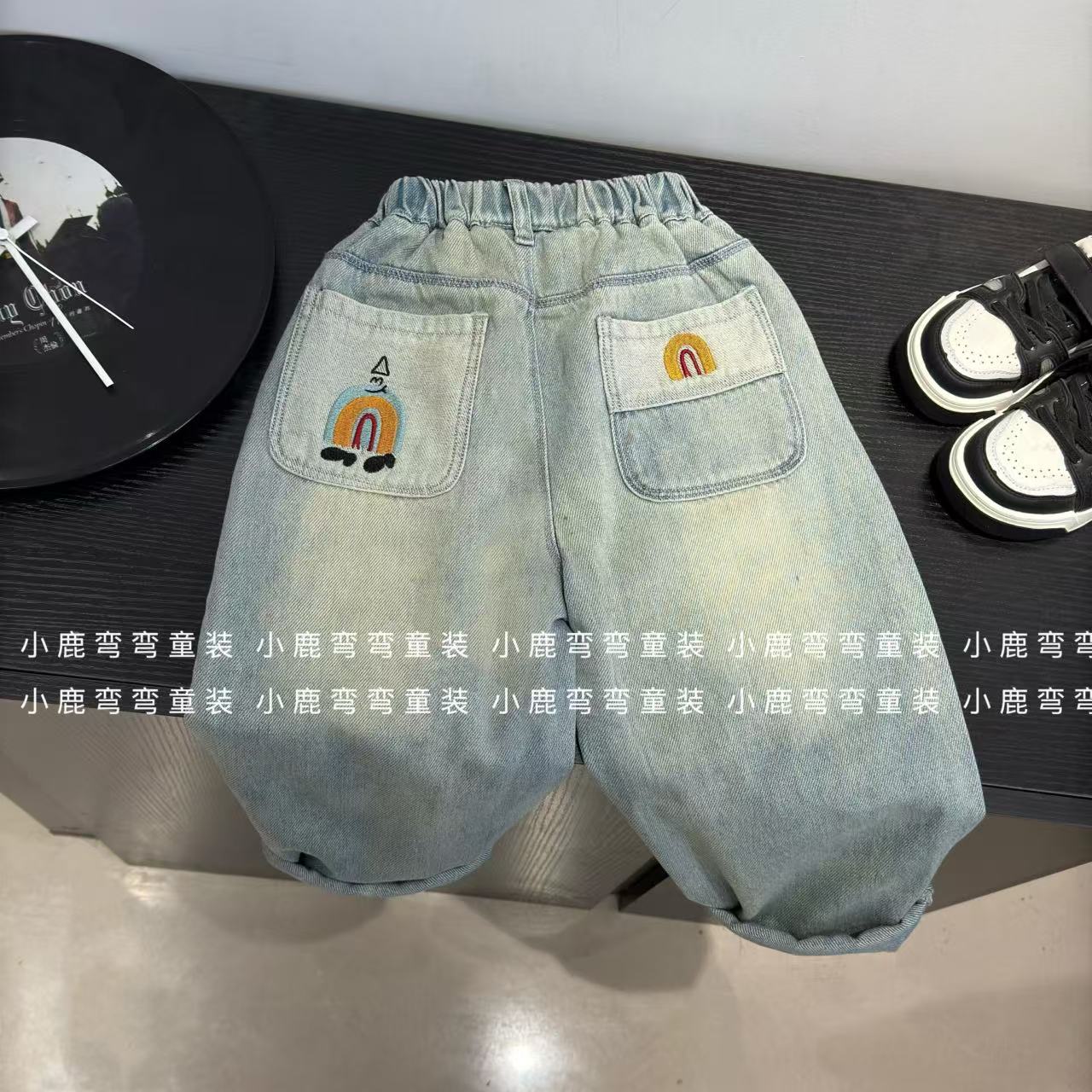 C25416春秋后袋彩虹小人刺绣牛仔裤