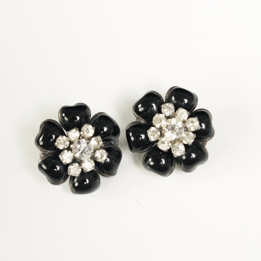 Chanel 闪钻黑琉璃花朵耳夹