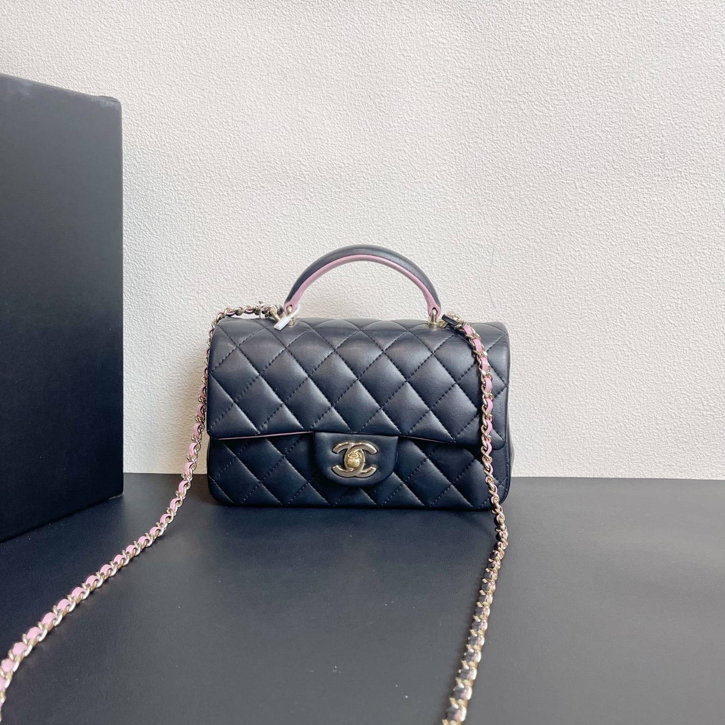 95新 Chanel/香奈儿 98新 奢总管/黑拼粉手柄大mini包/芯片