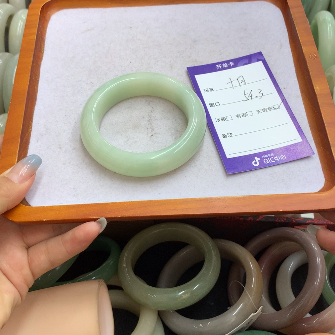 十***月石英质玉未镶嵌手镯