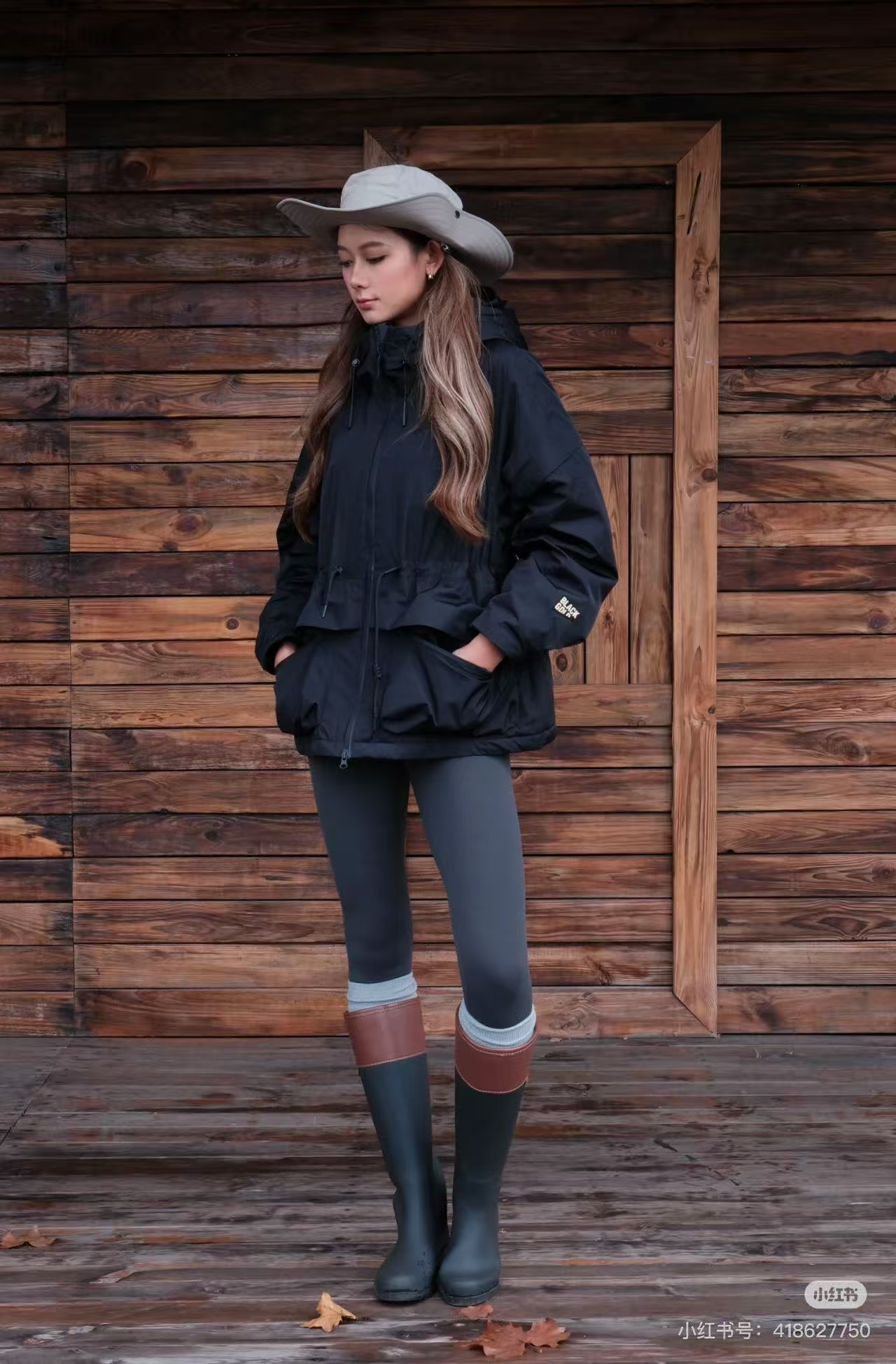 新款户外鹅绒服轻壳短款羽绒服女2025年黑色轻薄收腰保暖外套