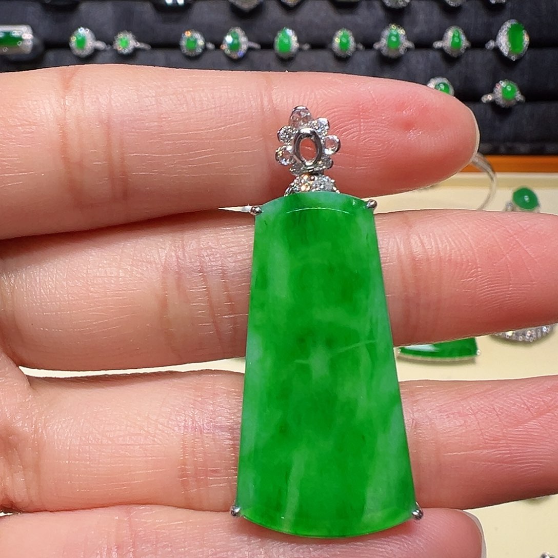 翡翠颈饰18K金镶嵌吊坠