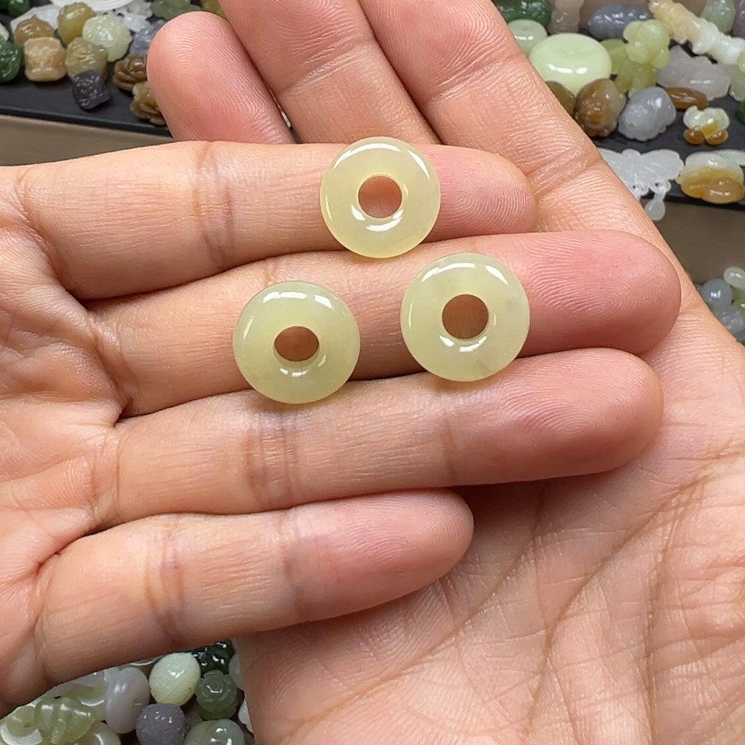 和田玉未镶嵌颈饰多样性发其一