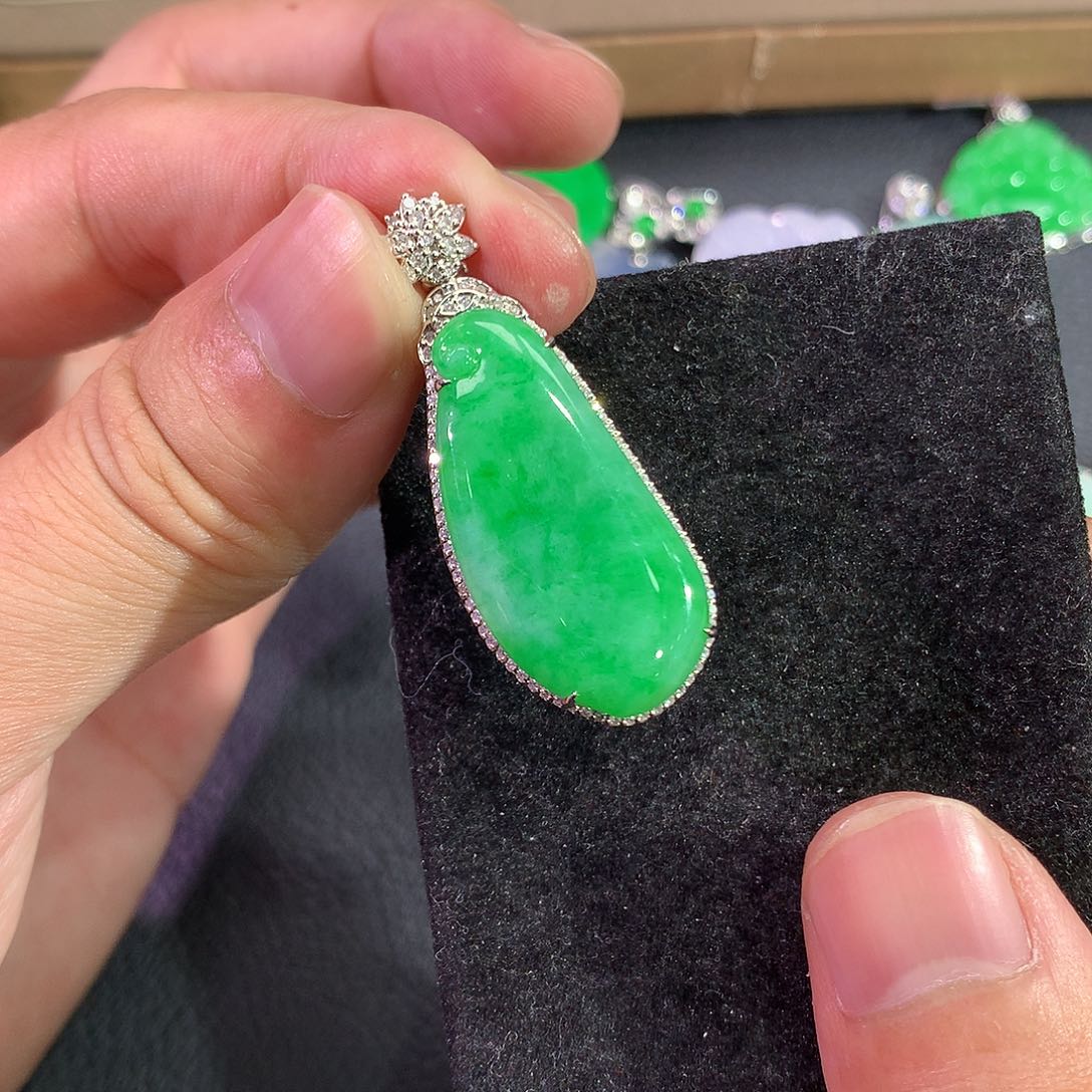 翡翠吊坠(赠链)18K金镶嵌