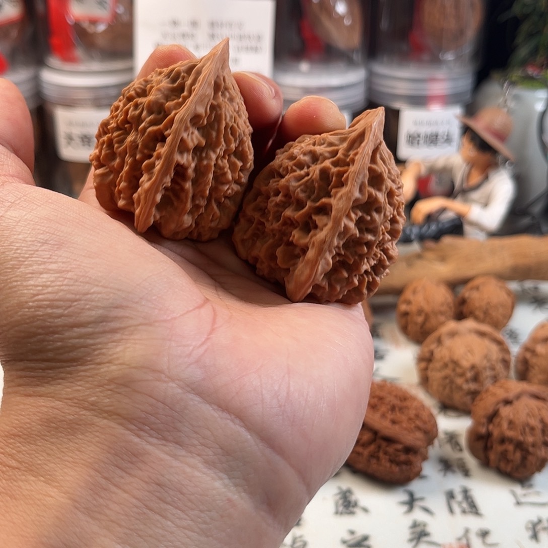 爱***黑文玩核桃吊坠官帽43尺（微磕尖）