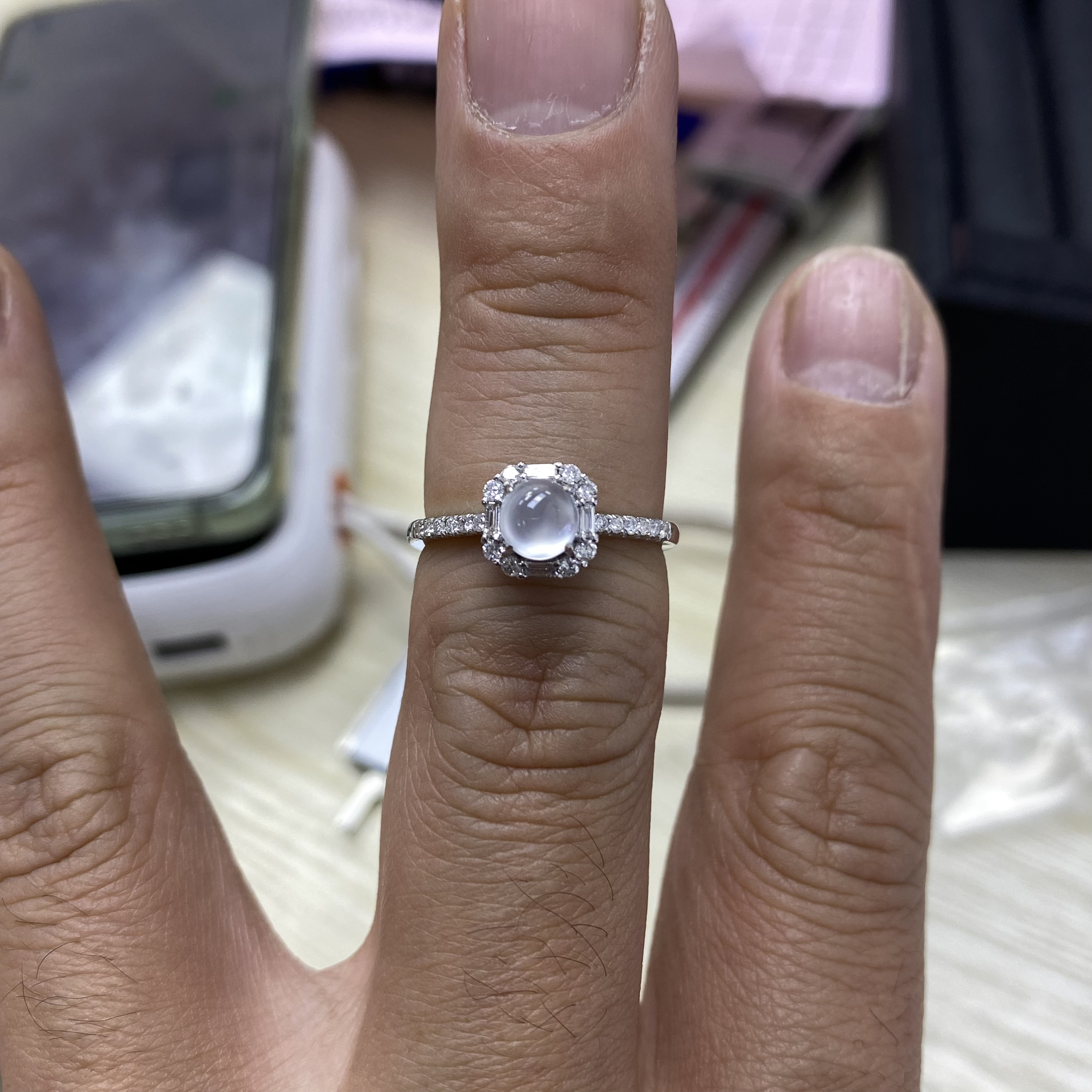 18k白金天然缅甸翡翠戒指，裸石：5.3*5.2*3mm