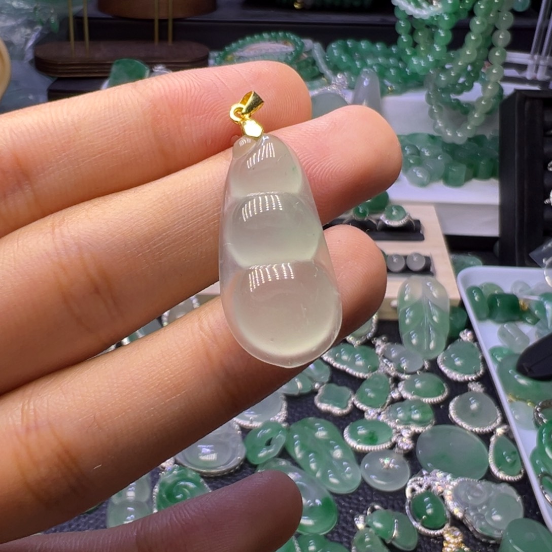 石英质玉（非洲翠）未镶嵌颈饰