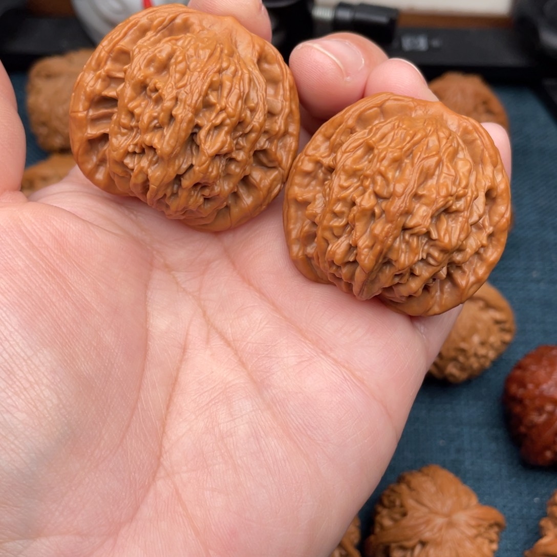 文玩核桃把件全品红皮虎头43