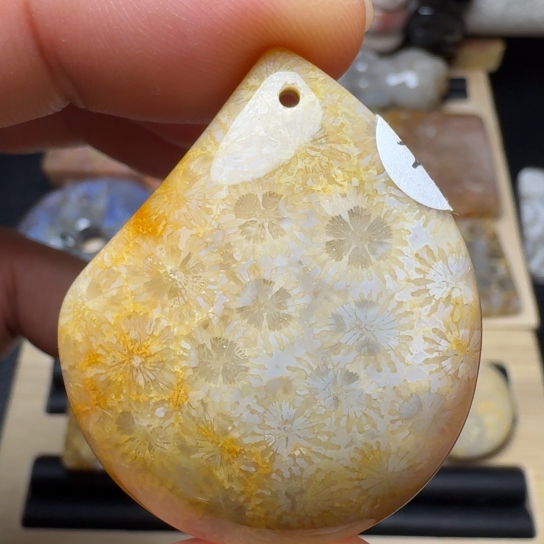 硅化玉未镶嵌纯天然色有机玉石保真色蝴蝶花