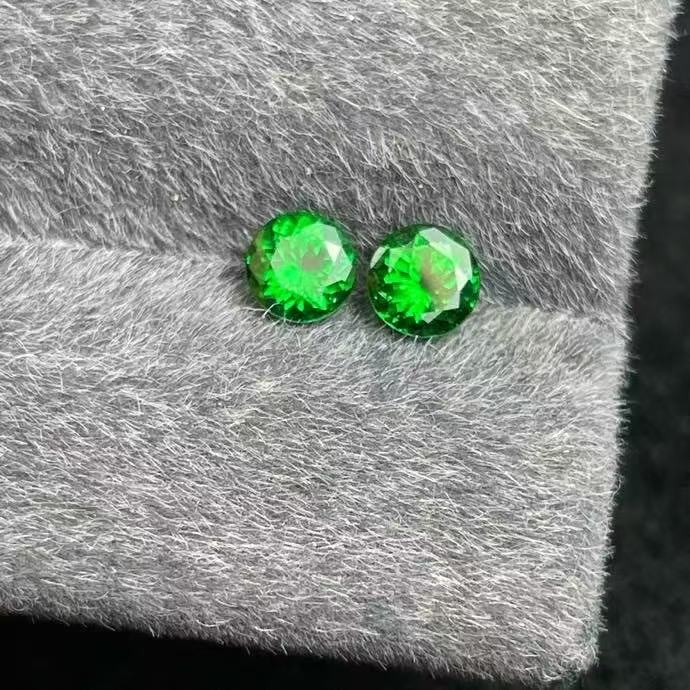 天然精品沙弗莱耳钉料钻切纯净体满火彩1.1ct