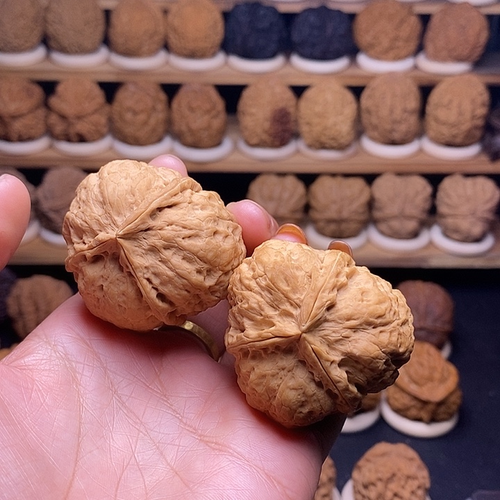 文玩核桃吊坠五爪金龙三棱45mm