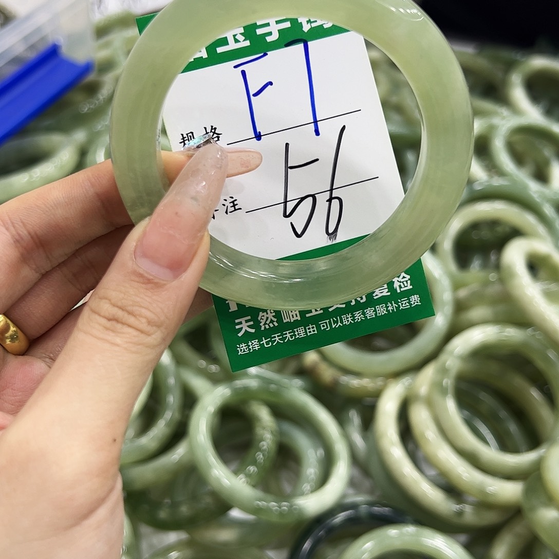 晚***安岫玉未镶嵌手镯444