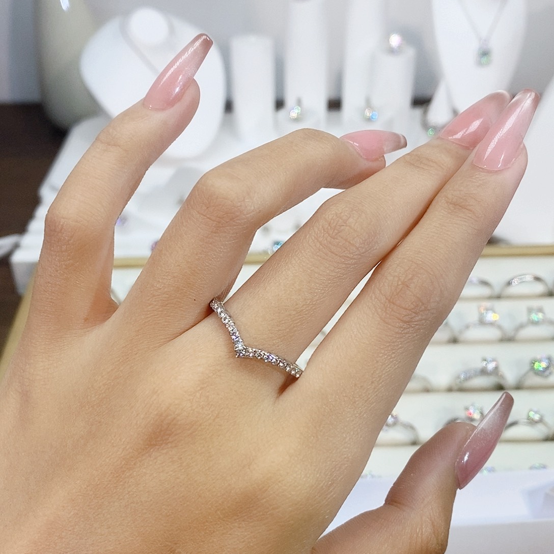 925银合成碳硅石V排12圈口粗点的