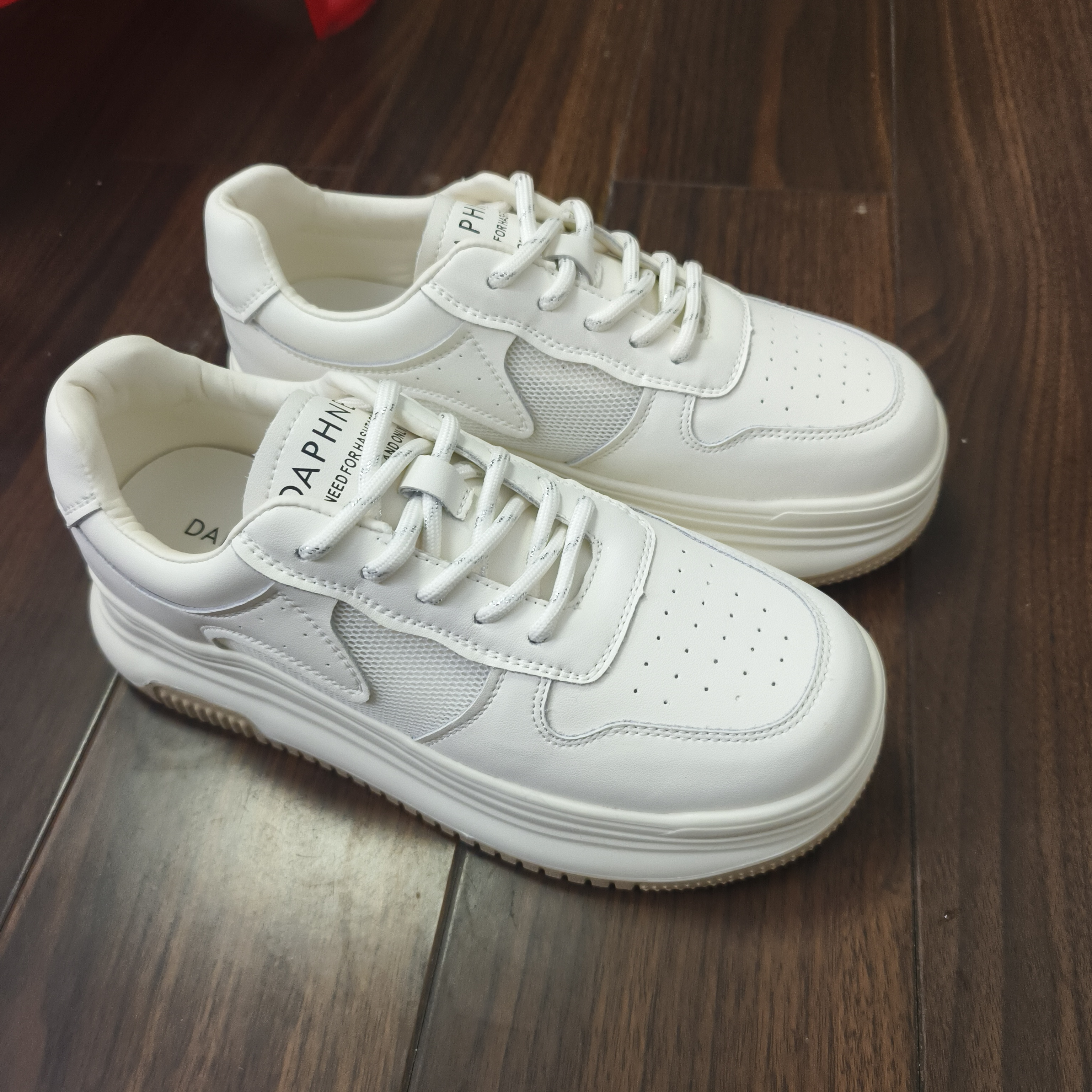 2025女士透气平跟时尚休闲鞋系带小白鞋