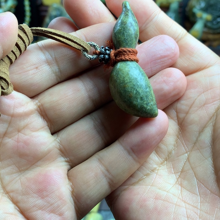 吊坠(赠链)未镶嵌岫岩河磨玉（透闪石质玉）