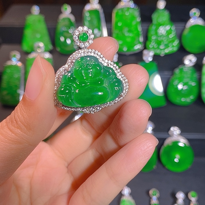 翡翠未镶嵌颈饰是