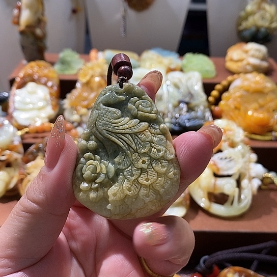 蛇纹石玉未镶嵌颈饰