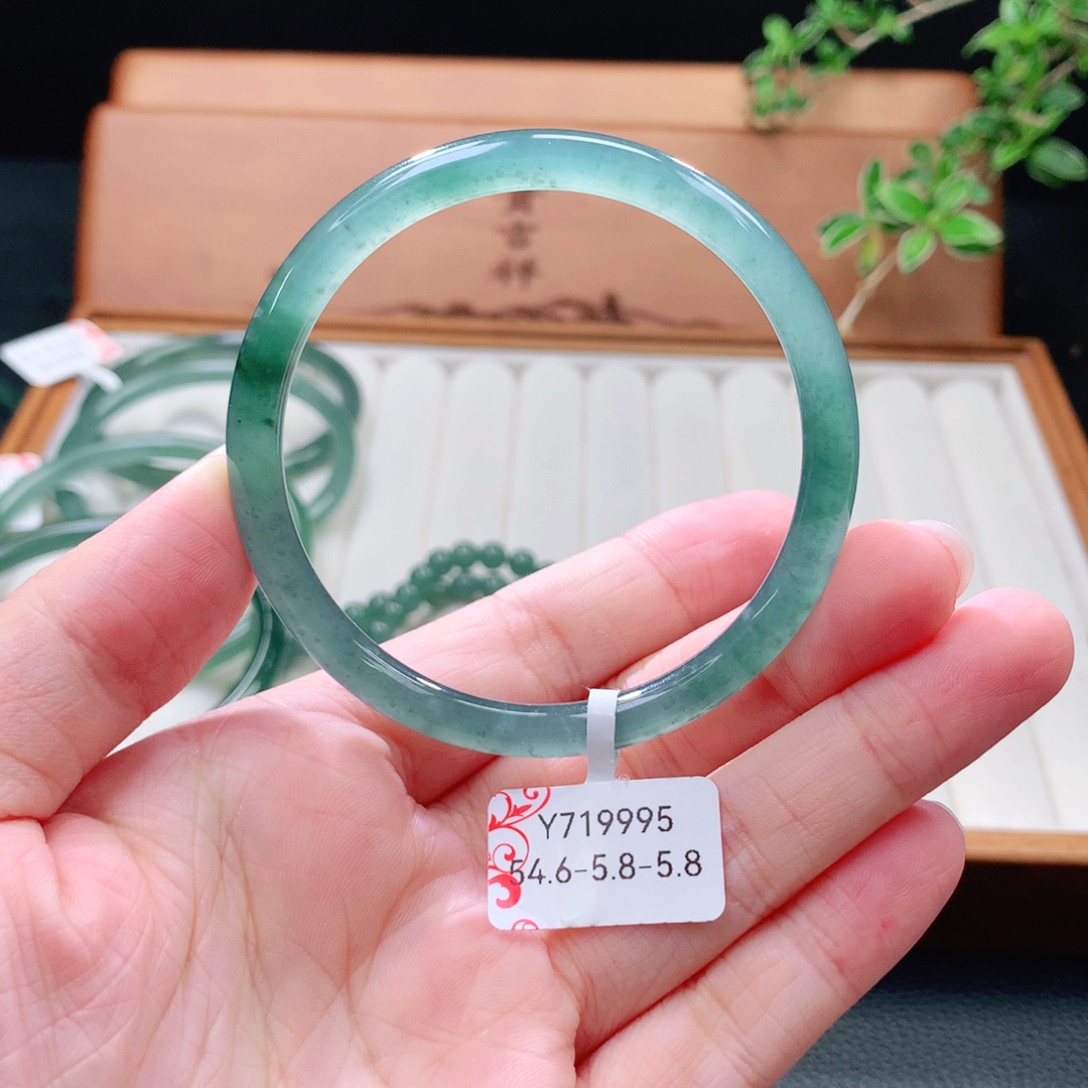未镶嵌手镯（圆镯）翡翠