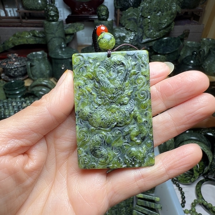 未镶嵌蛇纹石玉黄翠龙牌探****士