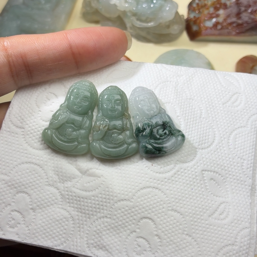 翡翠未镶嵌颈饰佛