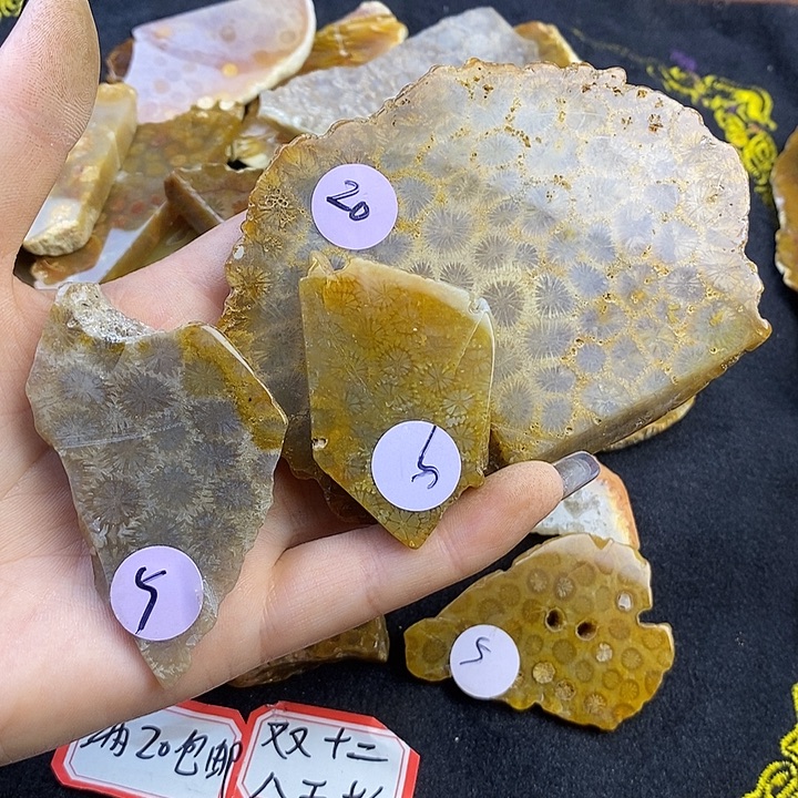 喜***理硅化玉未镶嵌颈饰