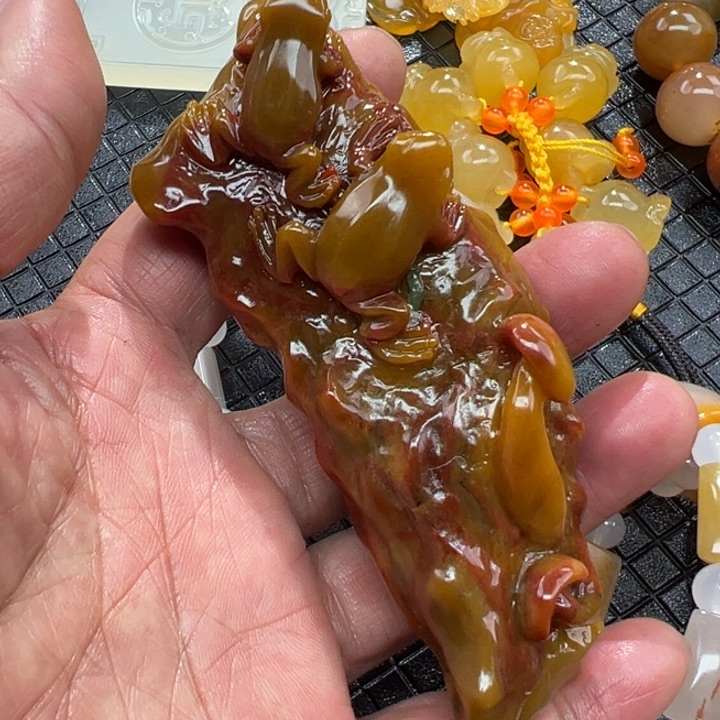 石英质玉（黄龙玉）颈饰未镶嵌