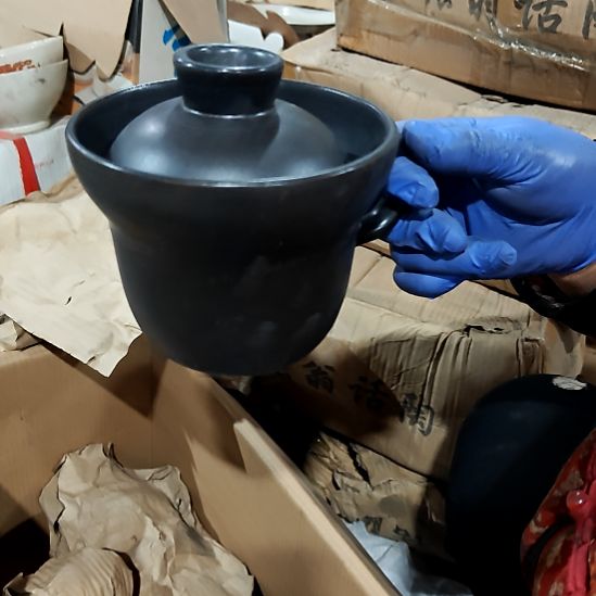 摆件盘子碗茶壶啥都有