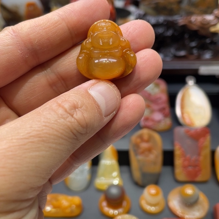 石英质玉（黄龙玉）未镶嵌水草花小摆件带底座糖心大肚佛挂件