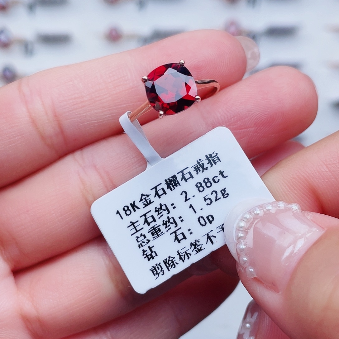 18K金镶嵌石榴石戒指