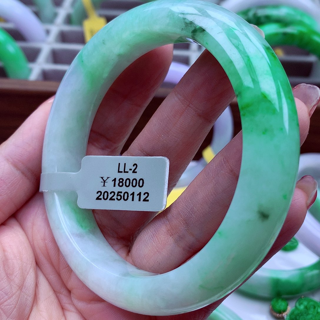 翡翠手镯未镶嵌舞**春翡翠