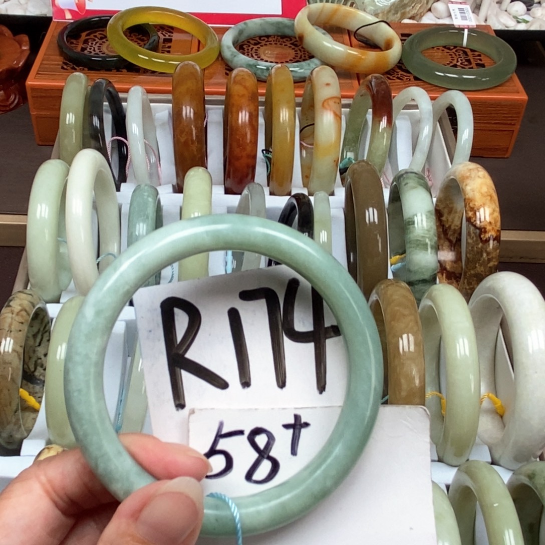 蛇纹石玉未镶嵌手镯