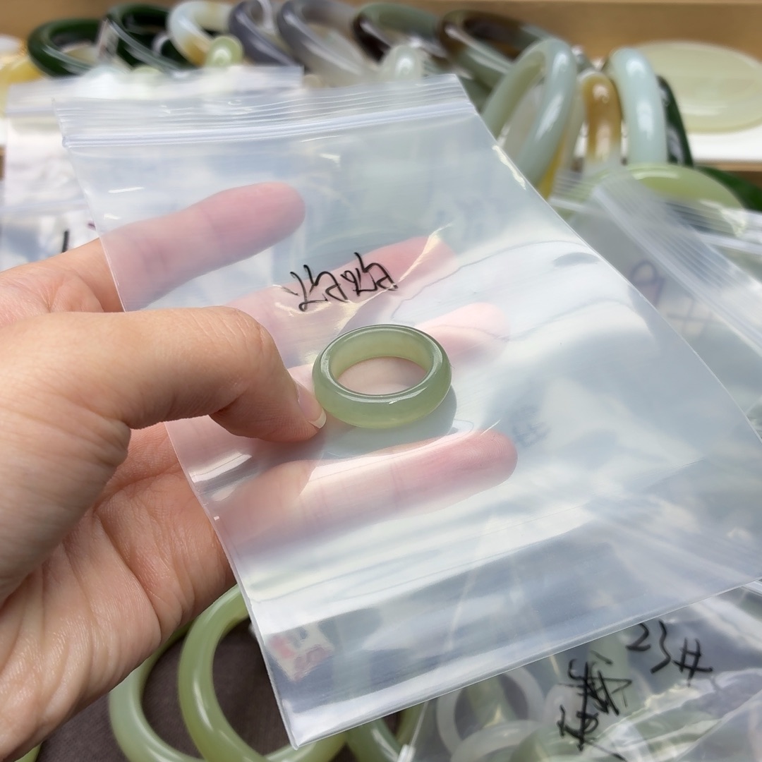 灼***灼和田玉未镶嵌手镯