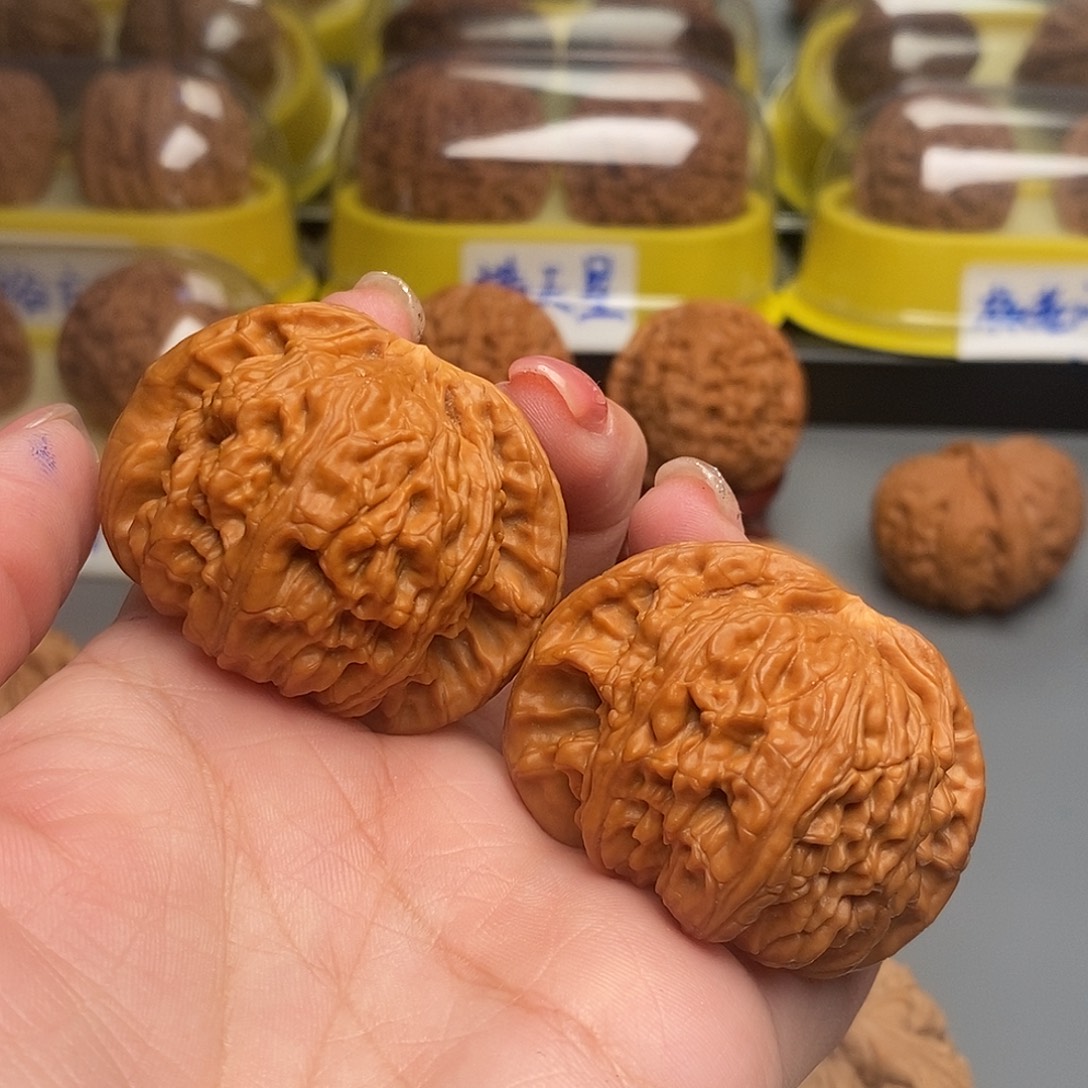 木质类文玩核桃闷白