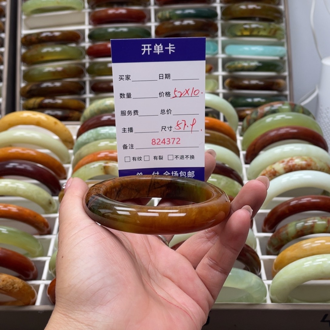 蛇纹石玉未镶嵌手镯思***。