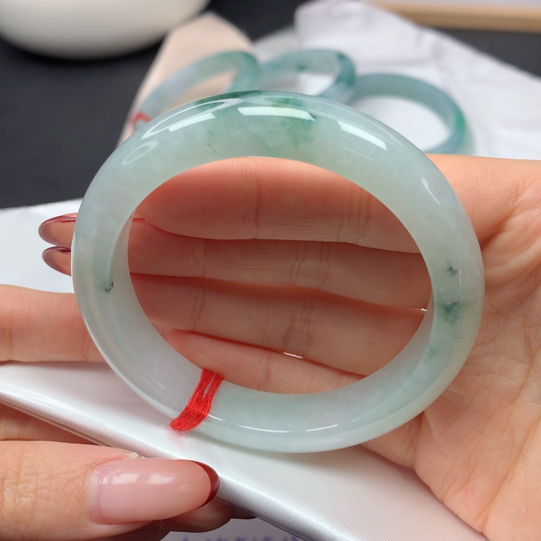 翡翠手镯（圆镯）未镶嵌X**、57正圈