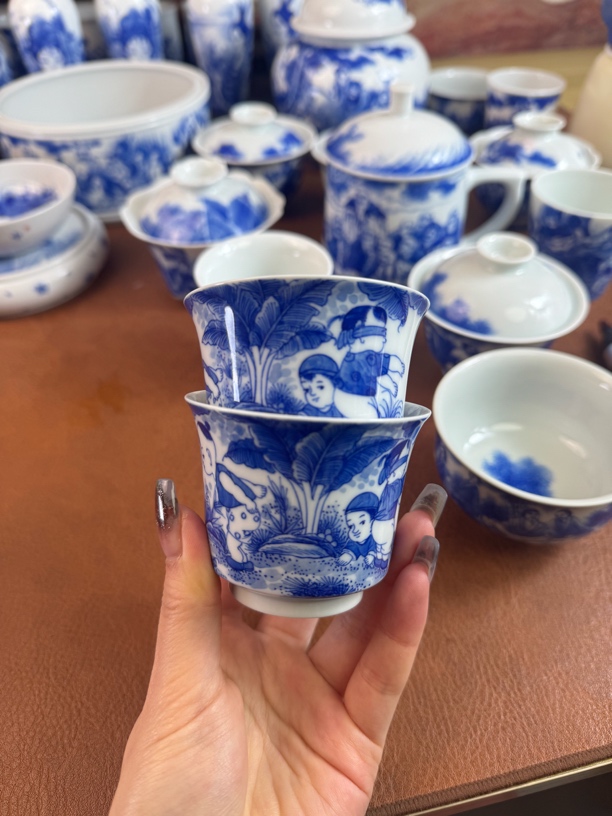 手绘青花人物童子马蹄茶杯