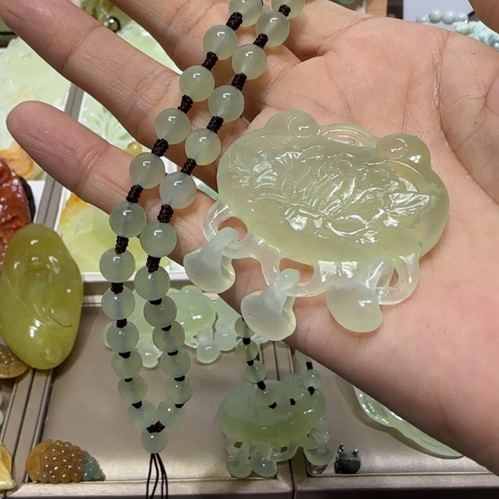 蛇纹石玉吊坠未镶嵌