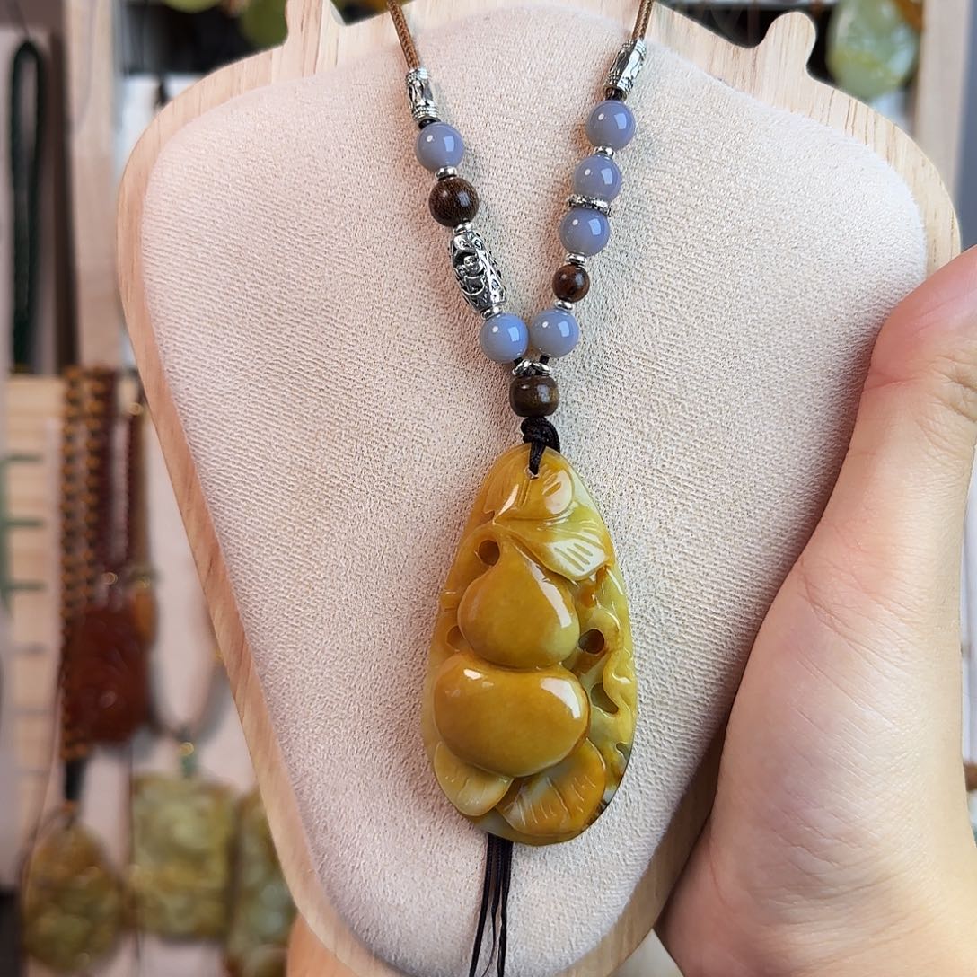 蛇纹石玉未镶嵌颈饰