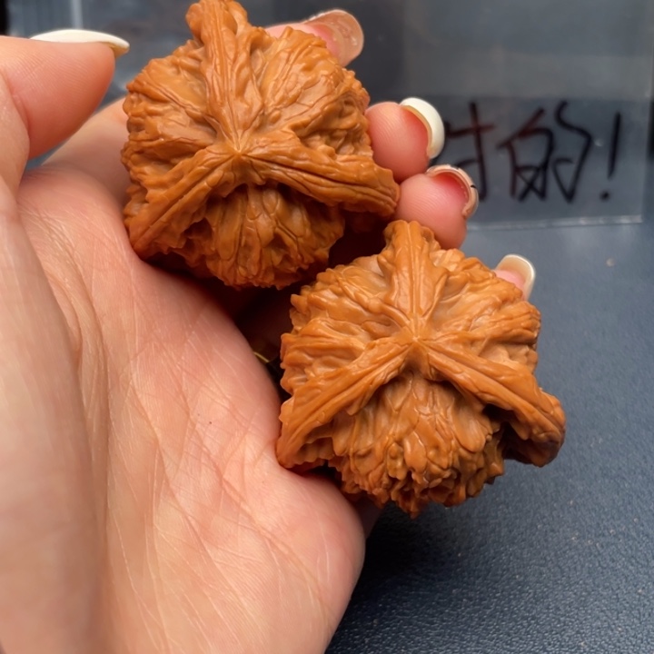 小***硬文玩核桃吊坠白狮子