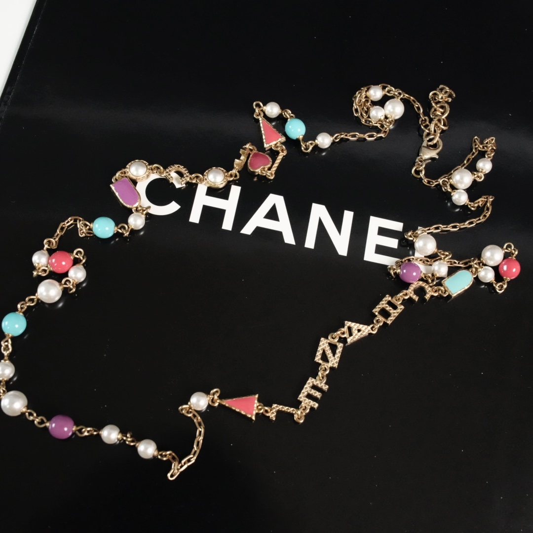 Chanel 彩色珐琅字母项链