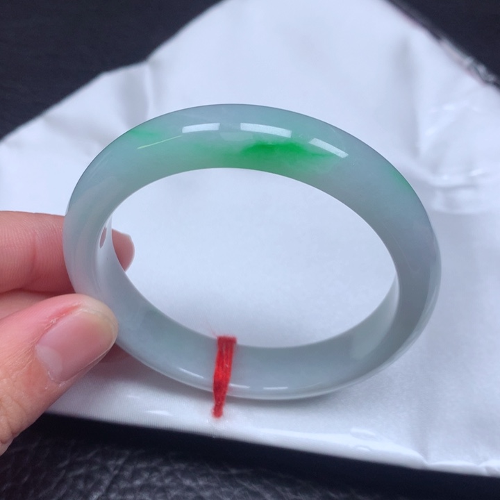 翡翠手镯未镶嵌。